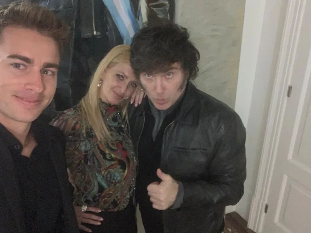 Imagínate ser el hijo de Yuyito González y que venga un gordo papada de culo con olor a indigente y pasado de psicotrópicos diciendo que se coge a tu mamá y que tenés que sacarte una foto con él poniendo cara de idiota porque es el presidente...