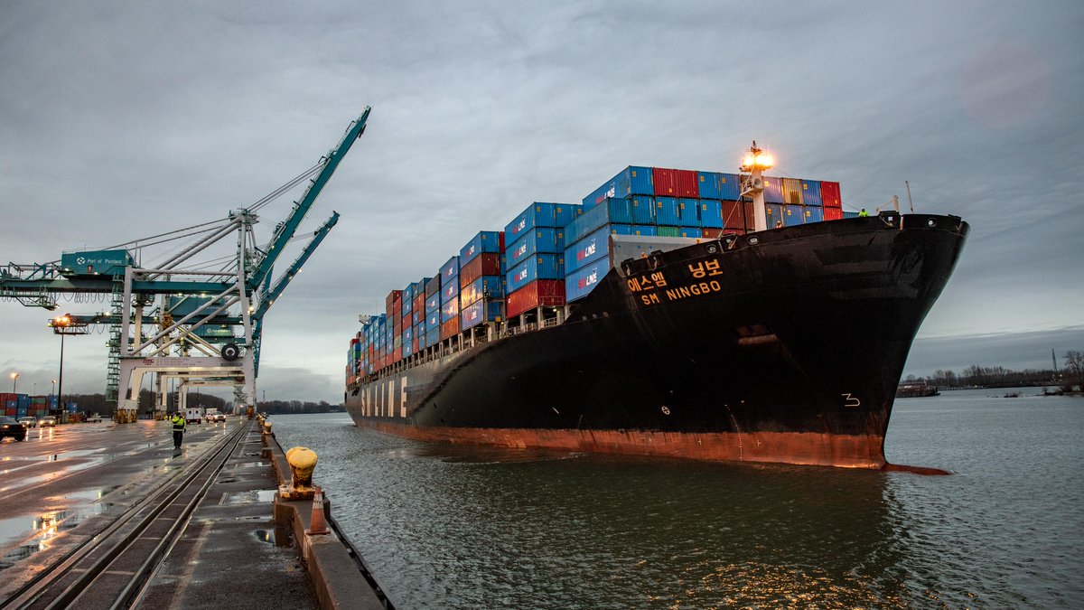 container_news's tweet photo. Stakeholder coalition joins Port of Portland to maintain container service at Terminal 6
#InternationalLongshoreandWarehouseUnion #ILWU #PortofPortland
https://t.co/Cue4i69ITU https://t.co/CppJdKAw4O