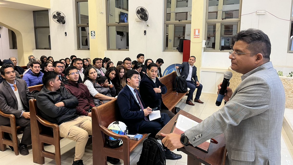 📌 Pastor Daniel Montalván fortalece la visión del evangelismo a los líderes de la Región 1 #APCE, teniendo como base los indicadores #RID son fundamentales para el crecimiento de nuestra iglesia ⛪️. 🙏 #CrecimientoEspiritual #MisionGlocal #EnfasisEspirituales