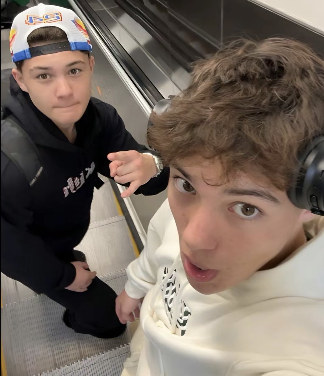 ridvth_'s tweet photo. último BeReal meu e do meu irmão https://t.co/U8xEYqfavU