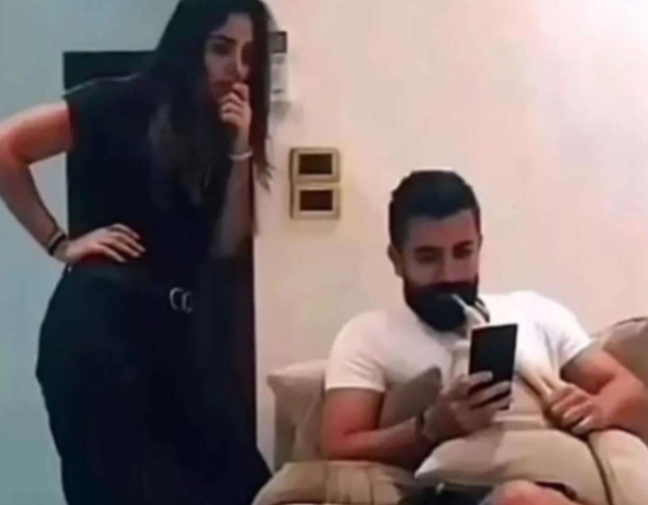 كم مره قلنا ظهررررك للدريشه ووجهك للباب ههههههههههههههههههههههههههههههههههههههههههههه ههههههههههههههه 

الله يرحمه كان طيب اووووووي🤣😋