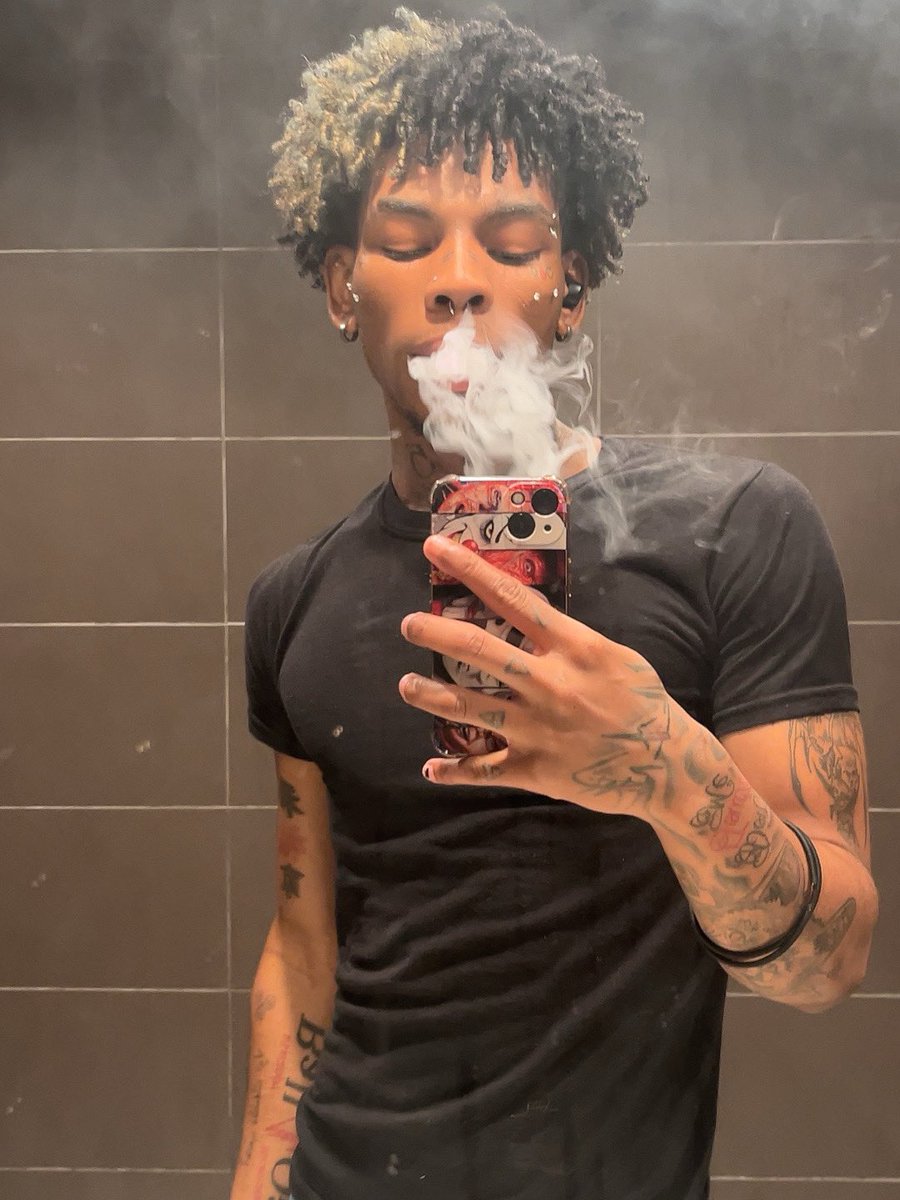 s0ulaan1's tweet photo. ik a mirror hate to see me coming https://t.co/erUuQMZPai
