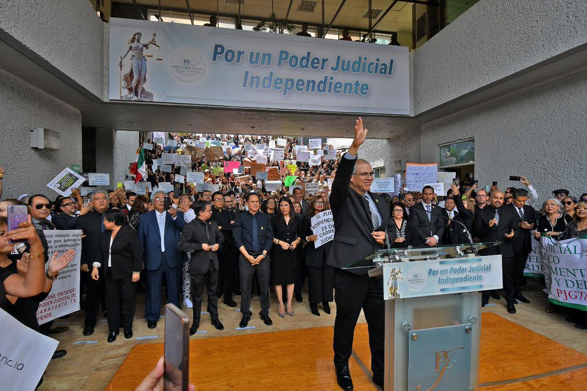 PoderJudicialGT's tweet photo. #Agenda | El Presidente Héctor Tinajero Muñoz, encabezó el evento de posicionamiento del Poder Judicial del Estado de Guanajuato, con motivo de la reforma a diversas disposiciones de la Constitución Política de los Estados Unidos Mexicanos, relativas al Poder Judicial.

Agradecemos la participación  de las y los Magistrados, Consejeros, Jueces, Mediadores, Secretarios, Actuarios, Oficiales Judiciales, Personal Administrativo y de Apoyo del Poder Judicial del Estado de Guanajuato. Así como a las y los integrantes del Poder Judicial de la Federación, Colegios, Barras de Abogados, representantes de los medios de comunicación y sociedad civil. 

Cabe destacar que más de 1,000 personas se congregaron en las instalaciones del edificio central, con un objetivo común. 

Por un Poder Judicial Independiente, que garantice los derechos de la sociedad a la que nos debemos y servimos.