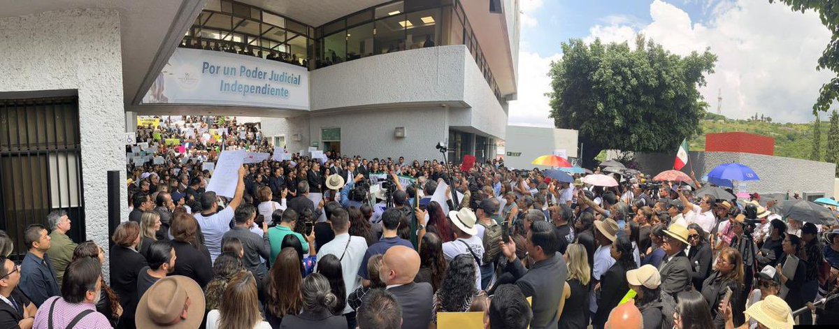 PoderJudicialGT's tweet photo. #Agenda | El Presidente Héctor Tinajero Muñoz, encabezó el evento de posicionamiento del Poder Judicial del Estado de Guanajuato, con motivo de la reforma a diversas disposiciones de la Constitución Política de los Estados Unidos Mexicanos, relativas al Poder Judicial.

Agradecemos la participación  de las y los Magistrados, Consejeros, Jueces, Mediadores, Secretarios, Actuarios, Oficiales Judiciales, Personal Administrativo y de Apoyo del Poder Judicial del Estado de Guanajuato. Así como a las y los integrantes del Poder Judicial de la Federación, Colegios, Barras de Abogados, representantes de los medios de comunicación y sociedad civil. 

Cabe destacar que más de 1,000 personas se congregaron en las instalaciones del edificio central, con un objetivo común. 

Por un Poder Judicial Independiente, que garantice los derechos de la sociedad a la que nos debemos y servimos.