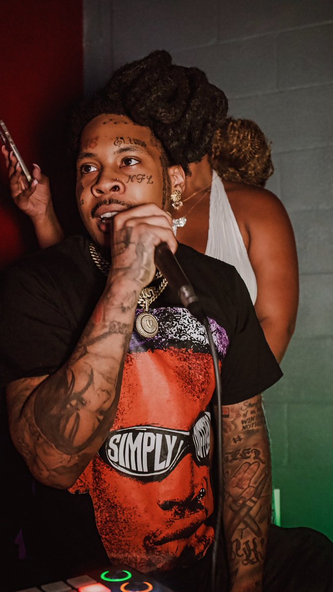 GoldMouthV's tweet photo. Greatest Host On Earth😎
#GHOE #SimplyDifferent
“i took the E off of emotion and been on go ever since” 💯💰 https://t.co/Paq78NYDAj