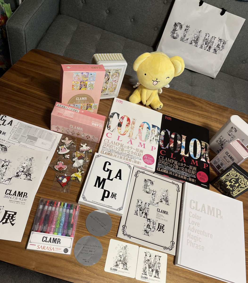 Gavii2017's tweet photo. CLAMP展は前期と後期で行ってきました
我が家も今回のグッズ並べたらこんなに買ってた🤣
#Takassy
後期で行った時にCLAMP展公式図録も買ったよ
そして我が家のカウンター下は仮面ライダーが並んでる🤣
2018年にカードキャプターさくら展も行きました
可愛い過ぎた🩷🩷🩷 https://t.co/3ywB3MAhi3