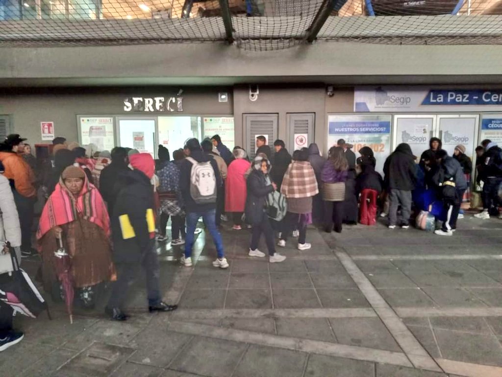enlaupea's tweet photo. Atención #Bolivia 
El @TSEBolivia decidió amplíar el registro de empadronamiento hasta las 18 horas del sábado 31 de agosto.
Está noche se atenderá de corrido y hasta la última persona que se encuentre en fila. https://t.co/6YGZ7tzr3P