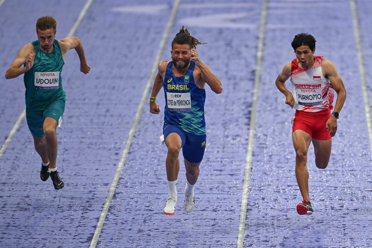 ainurohman's tweet photo. Mendapat beban target perunggu, Saptoyogo Purnomo melebihi ekspektasi dgn mempersembahkan perak di Paralympic Paris 2024. Ini adalah perak pertama Indonesia dari nomor track Atletik di Paralympic sejak 48 tahun yang lalu.

Menurut pelatih Para Atletik Indonesia Purwo Adi Sanyoto, Saptoyogo adalah atlet yang memiliki semangat, disiplin latihan, daya juang, dan mental bertanding yang luar biasa.

Kelebihan teknis terbesar Saptoyogo adalah reaksi dan start yang sangat bagus. Sehingga, Saptoyogo lebih mudah dalam mempertahankan kecepatan menuju finis. 

Saptoyogo Purnomo, 25 tahun asal Purwokerto 

Paralympic 
Tokyo 2020:🥉
Paris 2024:🥈

Kejuaraan Dunia 
2019:🥉
2023:🥈🥉 
2024:🥉🥉

World Abilitysport Games
2023:🥇

Asian Para Games
2018:🥇🥇🥉
2022:🥇🥇🥇

Saptoyogo Purnomo adalah peraih 2 medali Paralympic, salah satu atlet para terbaik di Asia, pahlawan bagi Indonesia.

🗣️📸: NPC Indonesia