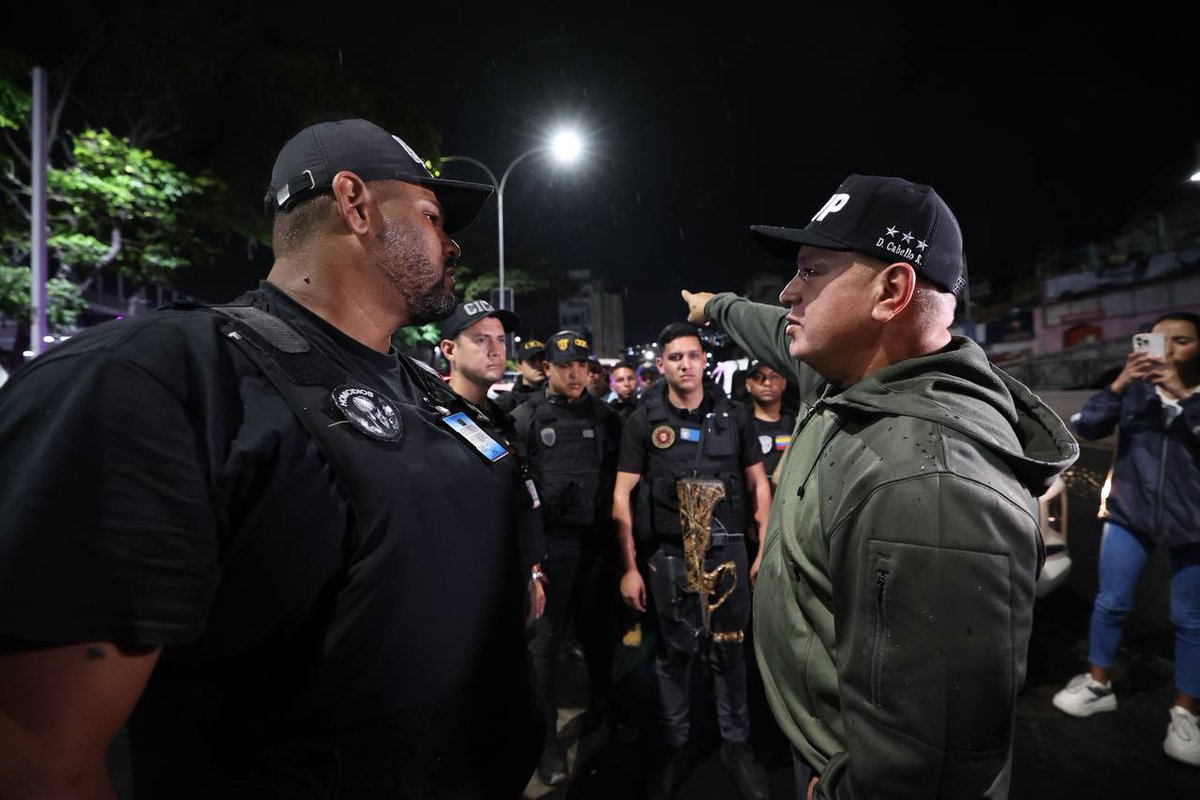 🔴El ministro para las Relaciones Interiores, Justicia y Paz, Diosdado Cabello Rondón (<a href="/dcabellor/">Diosdado Cabello R</a>), realizó un recorrido por varios sectores del área metroplitana de Caracas donde constató la normalidad con que se desarrollaban las actividades cotidianas tras el ataque contra el