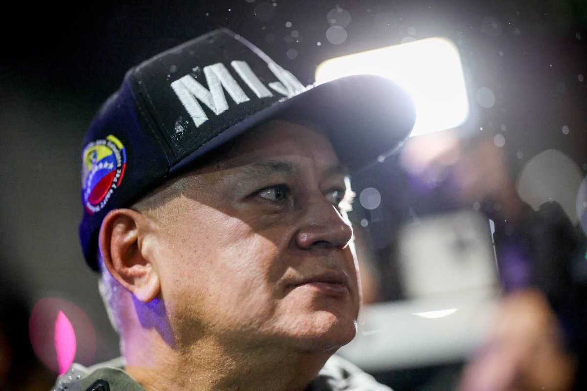 #PazPazPaz | Como parte de las labores para verificar el normal desenvolvimiento de las actividades cotidianas tras el ataque contra el Sistema Eléctrico Nacional, el ministro para Interior, Justicia y Paz, Diosdado Cabello Rondón (<a href="/dcabellor/">Diosdado Cabello R</a>), llevó a cabo un recorrido que tuvo