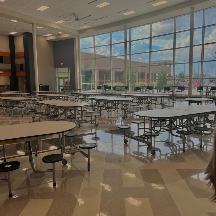 🚨 VOCÊ SABIA?
O intervalo nas escolas foi criado quando Ethel Cain pediu licença ao professor para fumar e demorou 20 minutos. Desde então, as escolas do mundo todo reservam vinte minutos para o recreio em homenagem a Hayden.