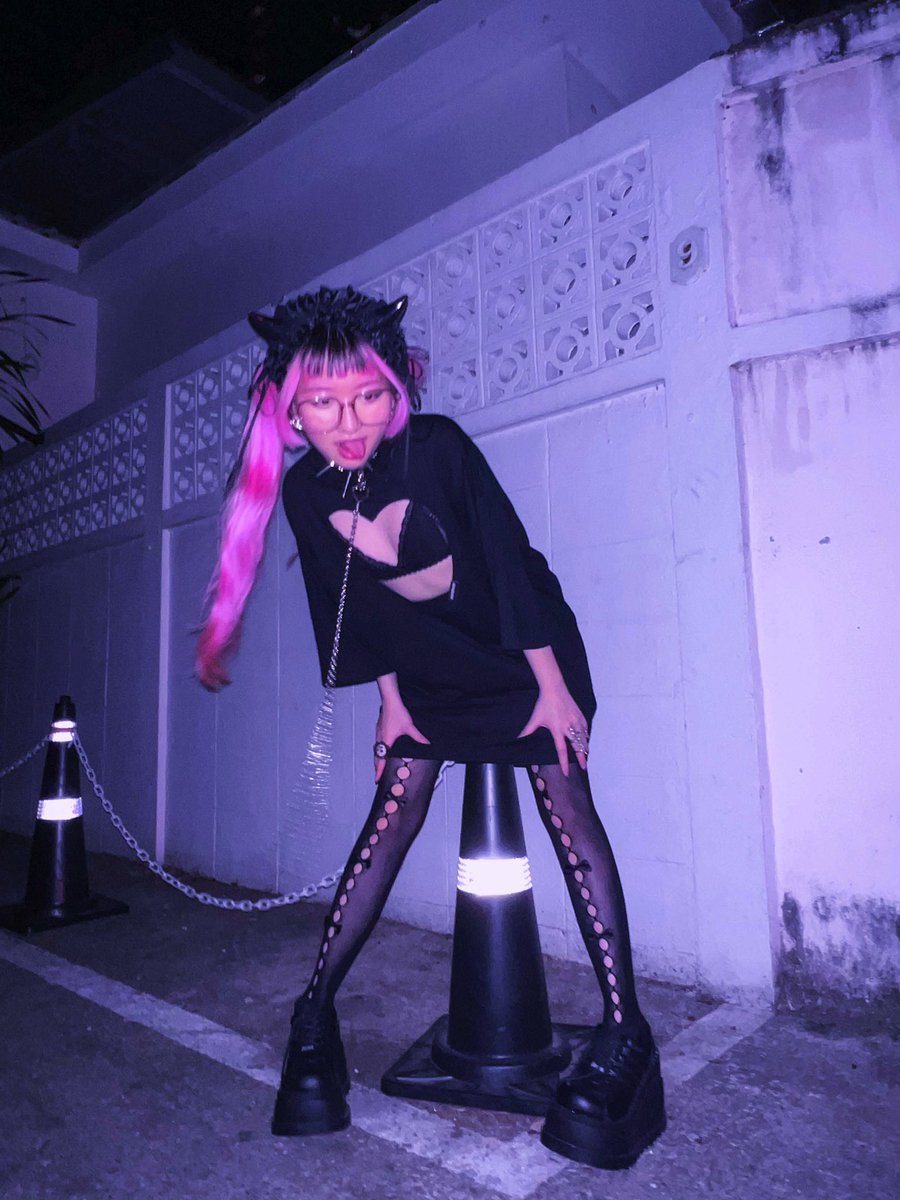 Morph8ne เป็นแบรนด์ไทยนะคะทุกคน! มีความกลิ่นอายโกธิค โลลิต้า สตรีท และ popular มากๆในต่างประเทศ คัทติ้งเนี้ยบใส่แล้วทรงสวย ถ้าไม่มีไซส์ทักไปสั่งทำได้ด้งยนะมีค่าใช้จ่ายเพิ่มนิดหน่อย😭 ชอบที่มันสวยดีเทลเยอะและใส่ในชีวิตประจำวันได้คล่องตัวอะ ฉันสลิ่มแบรนด์นี้มีเสื้อเค้าเยอะมาก