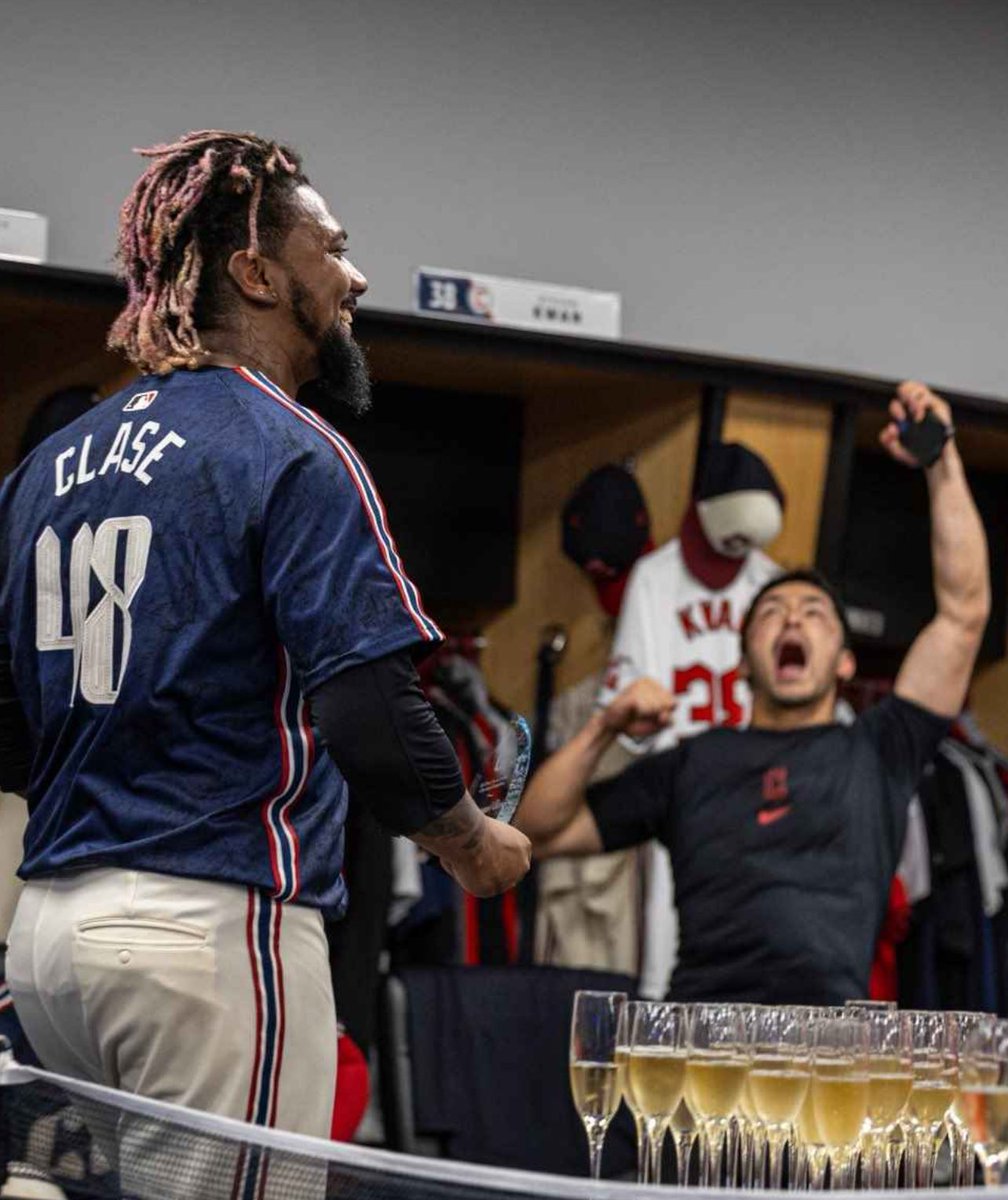 MichaelHook_CLE's tweet photo. When your friend gets a little too drunk at the house party but you’re just happy they’re having a good time https://t.co/ZxQL8l7jBq