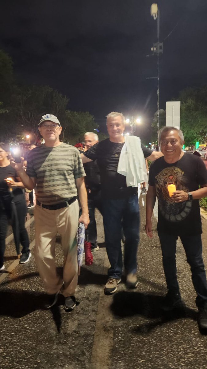 YoParticipo2024's tweet photo. ¡Mérida de luto por la justicia en México! ⚖️

Vestidos de negro y con veladora en mano diferentes organizaciones, estudiantes, abogados y trabajadores del Poder Judicial nos dimos cita en una marcha al Monumento a la Bandera en solidaridad con el Poder Judicial de la Federación. https://t.co/wbhcIrfRiF