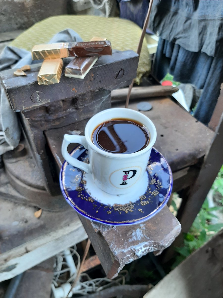 javakidz24's tweet image. Evening coffee with a touch of elegance, enjoying the simple pleasures amidst a rustic backdrop.  #CoffeeTime #RusticVibes #MorningRituals #WorkingTime #CoffeeBrake