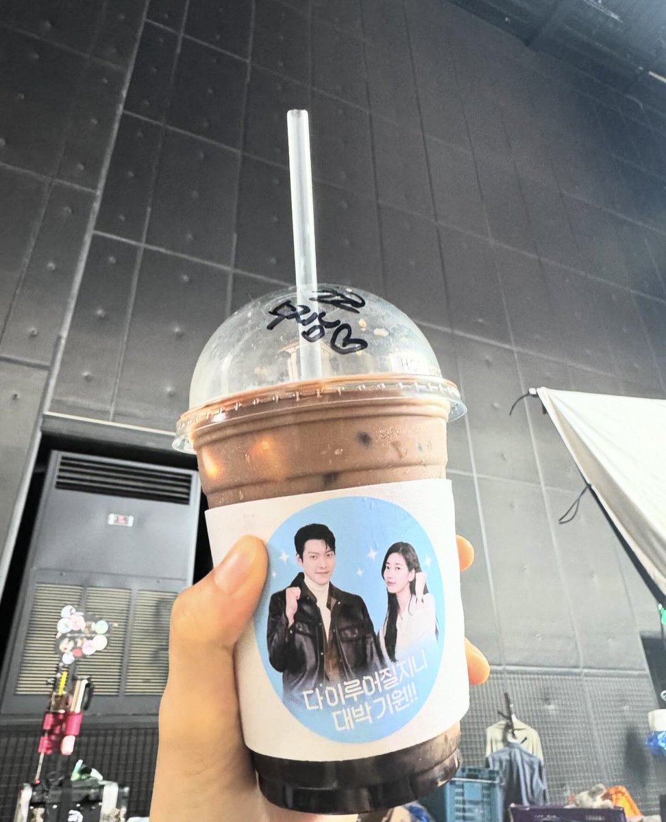 kdramadaisy's tweet image. #Suzy Instagram update with coffee truck support from #LeeJongSuk 

“Jaechan씨 thank you 🍀”

#WhileYouWereSleeping crumbs 😭🫶🏻