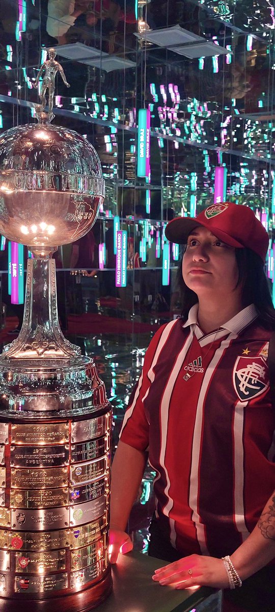 biavianna_ffc's tweet image. SUA ÚLTIMA LEMBRANÇA NO X SENDO FELIZ E TRICOLOR:
Pós recopa, no Museu do Flu.