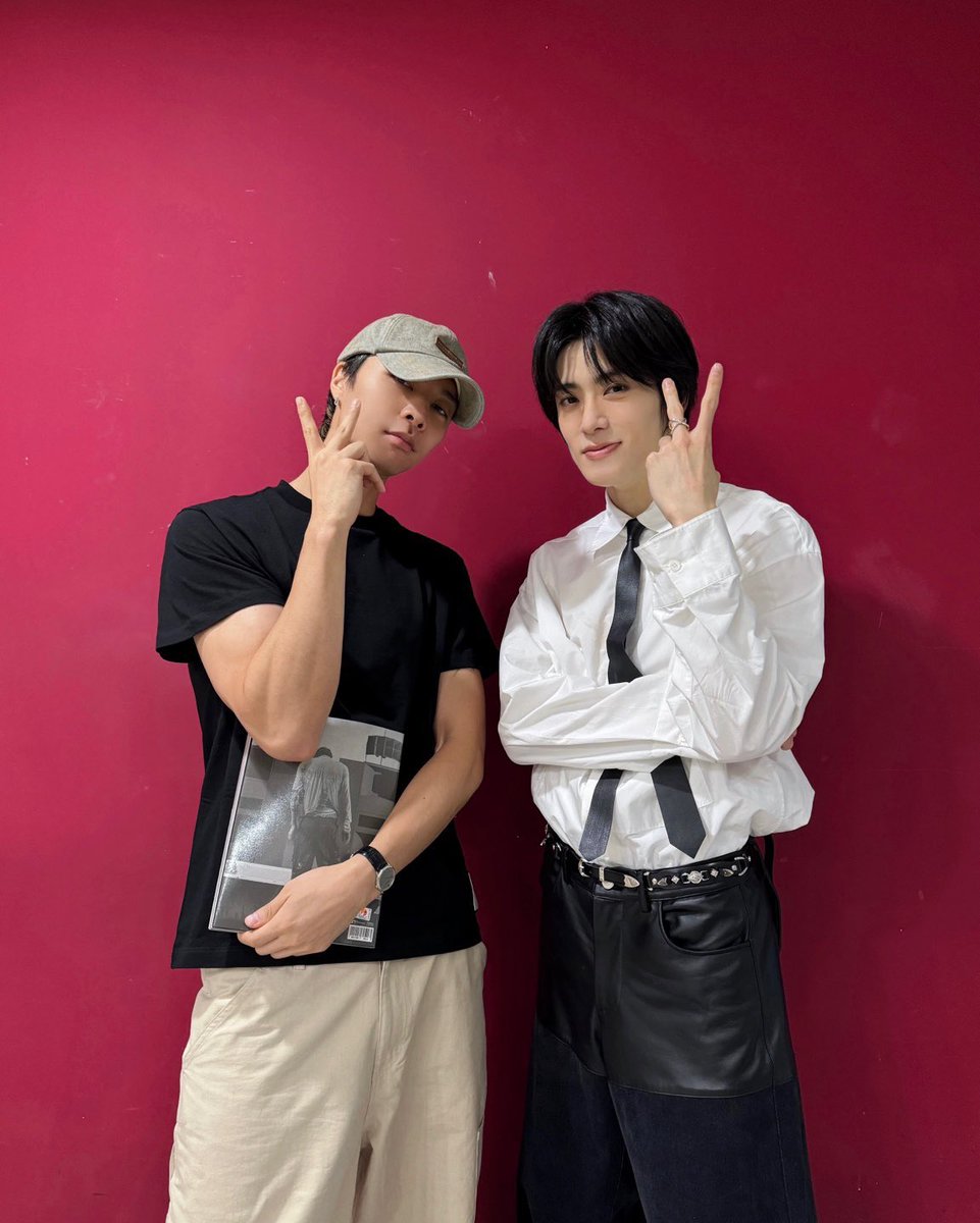 ตื่นตี 2 มาซัพพอร์ตน้อง เชียร์อัพน้องตลอดทั้งสู้ๆทั้งน่ารัก แล้วน้องแจนก้อบอกว่าวันนี้มีกำลังใจเพราะว่าพี่จอห์นนี่มาด้วย แล้วน้องแจนเซ็นบั้มให้พี่จอห์นว่า 
"Forever… my DJ mate &amp; roommate!!
มาเชียร์กันตั้งแต่เช้า … 
//โมเม้นเปิดเพลงนอนฟังด้วยกันเป็นรูมเมทกันคือตลอดไป เขินนนนนน