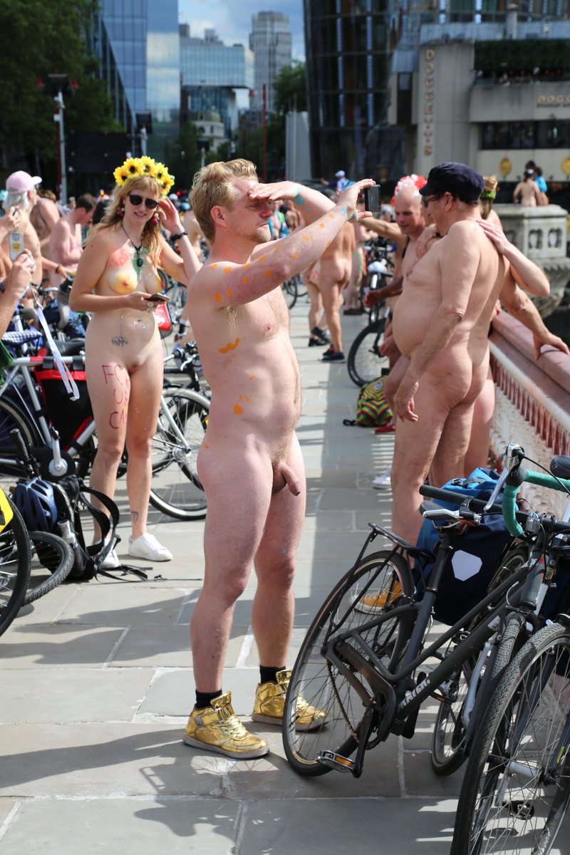 NudePublicly's tweet photo. 🚲WNBR Pic of the Day🚲

Naked on Blackfriars Bridge, taking a picture of the view!

New pics everyday @NudePublicly

#WNBR #WNBRLondon #worldnakedbike #wnbr2024 #NakedBikeRide https://t.co/Htyl8plpTX