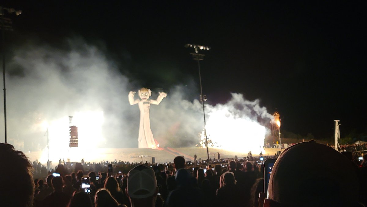 ppbbeaklini's tweet photo. Festa do Zozobra https://t.co/7zJaUmDTXl