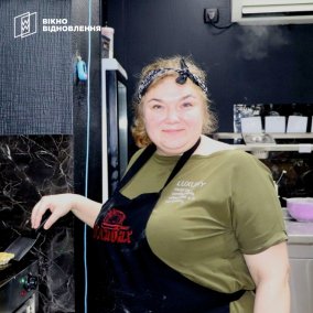 Як переселенка з Бахмуту відкрила у Чернігові фастфуд-кафе і готує страву на честь рідного міста bzh.life/ua/lyudi/17244…