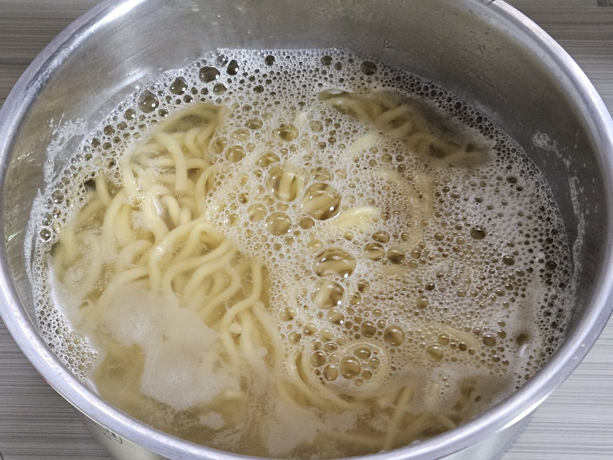 あまりにも麺が太すぎてお湯を全部吸い尽くしたのでまた水を入れたら吹いた図。 