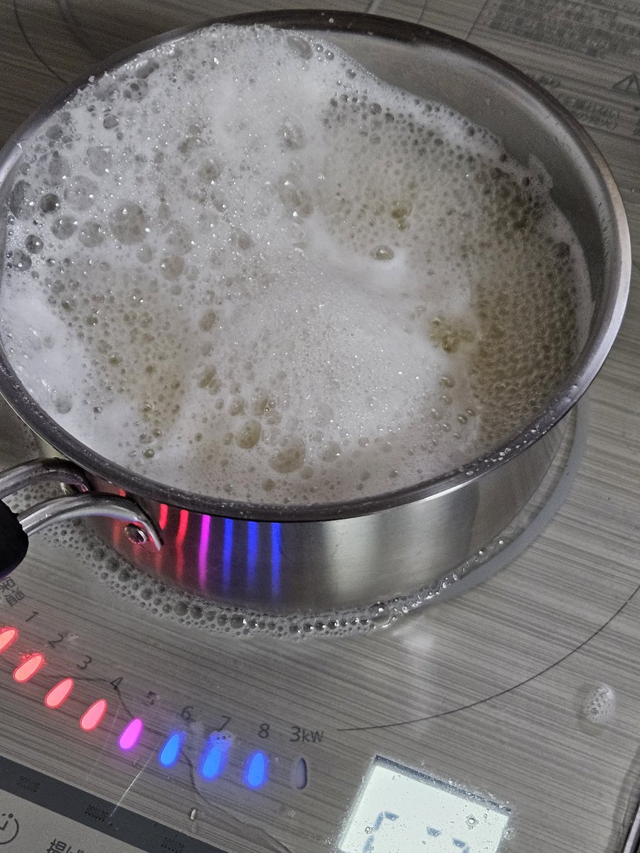 あまりにも麺が太すぎてお湯を全部吸い尽くしたのでまた水を入れたら吹いた図。 