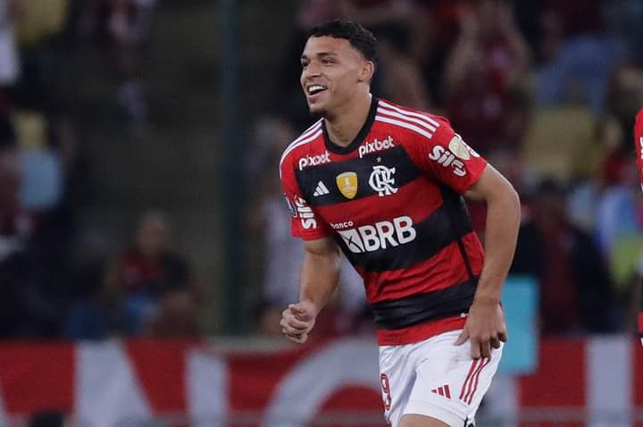 Yazar olarak çok beğeniyorum kendisini. Sefiller ve Cromwell'de iyi iş çıkardı. Umarım Göztepe'de de başarılı olur.