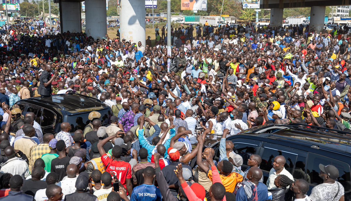 PETERMAYA027's tweet photo. Youths from Kondele have apologized to Pres Ruto for throwing stones at him during last campaign.

Kondele, Kisumu City iko Love ❤️ for President @WilliamsRuto 
#RutoInKisumu https://t.co/QetdF07Uo7