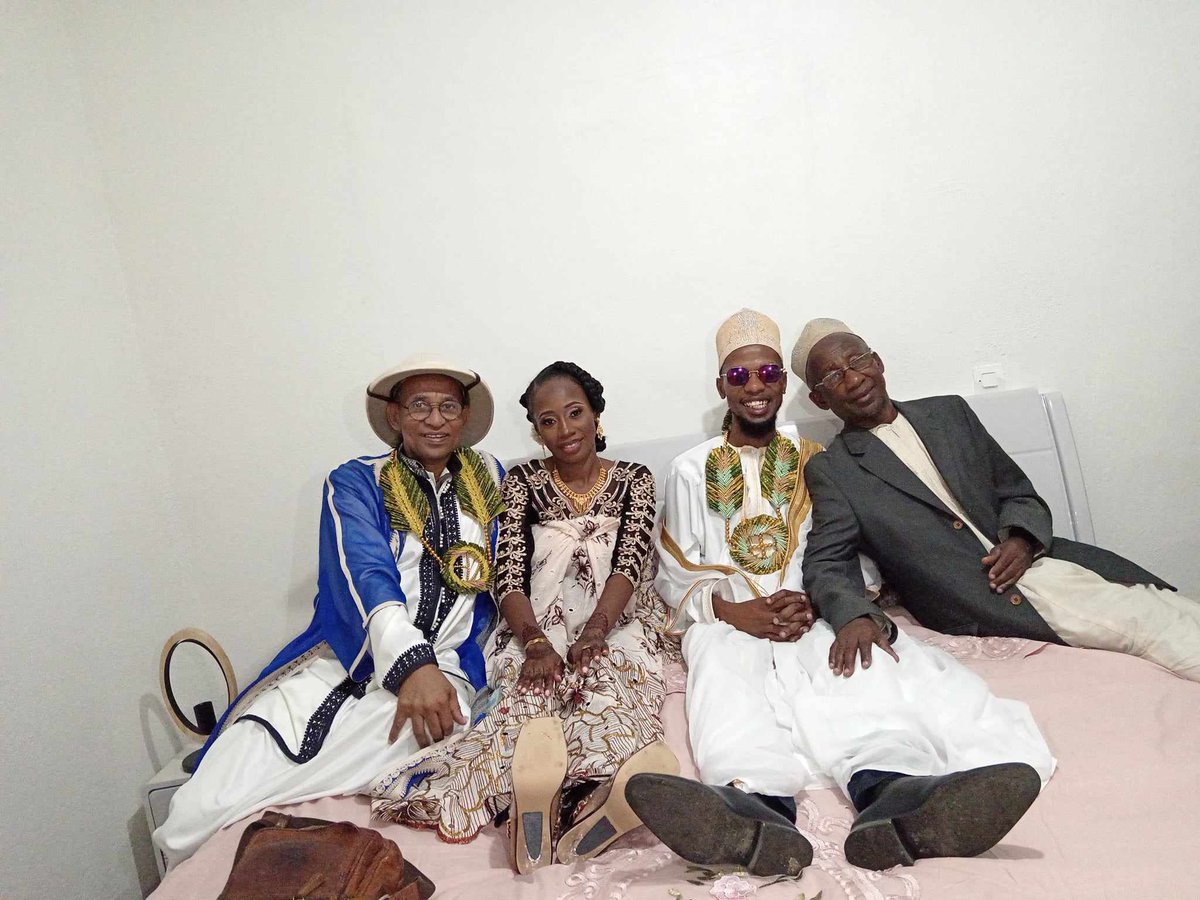 NassurAttoumani's tweet photo. 💒 👰 💑 💏 👫 Mon fils Musclé s'est marié ce vendredi 30 août 2024 avec Samila à #Pamandzi à 6h. Il a quitté sa maison pour fonder une famille. Que Dieu les bénisse, les comble de bonheur et de bienfaits et les protège. #Mayotte 🇾🇹 #MayotteLaMagnifique https://t.co/gsXke5dP0W