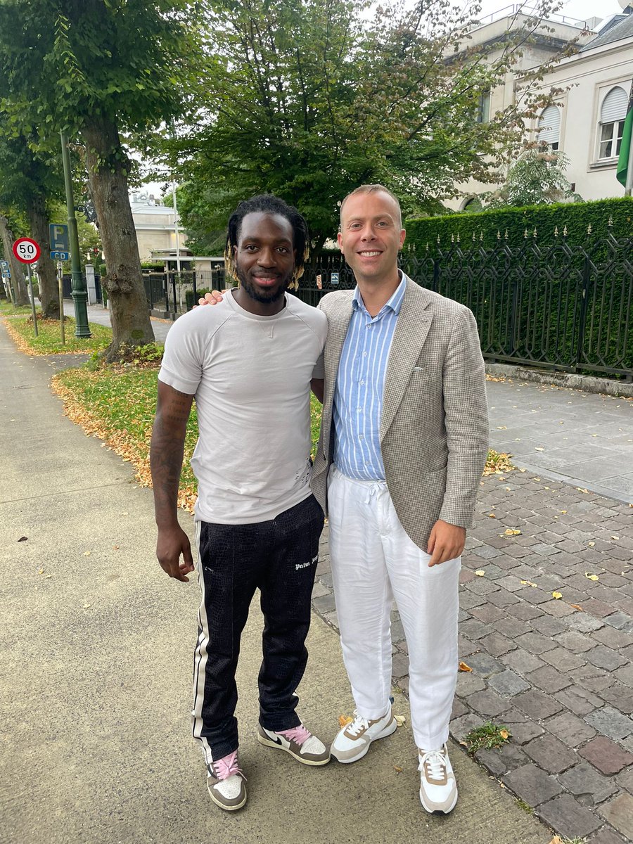 LazioClubBXL's tweet image. 🇧🇪🦅Stai passeggiando per Bruxelles e becchi Luis Pedro #Cavanda, che fai?

#Lazio #BxL #LCB