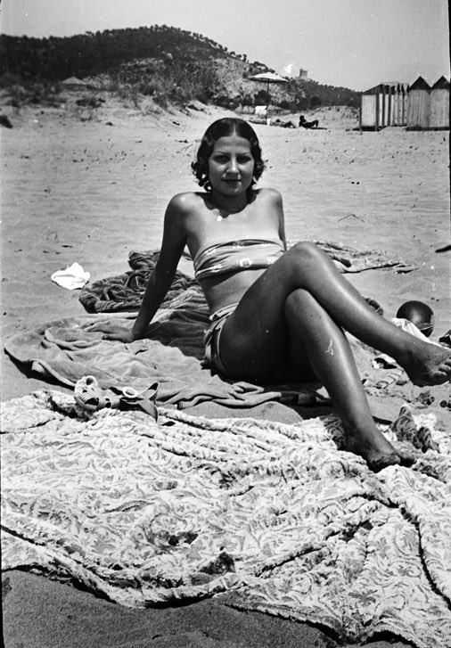 Historiadors: el primer Bikini és de 1946, encara que a l’antiga Roma i Grècia s’utilitzaven models semblants. Entre els uns i els altres passen més de 1000 anys. 

Arxiu Nacional de Catalunya: Una noia amb "bikini" abans que s’inventés el bikini. Castelldefels 1934.