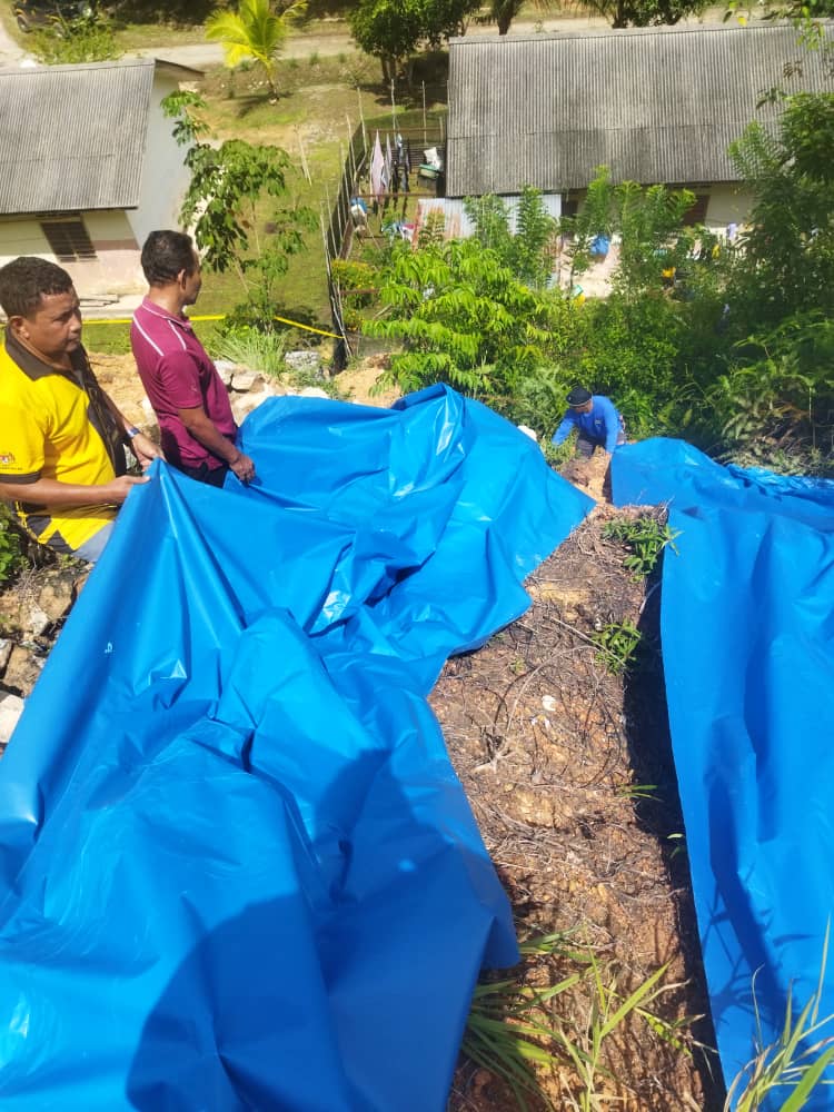 JKRLIPIS's tweet photo. Kerja-kerja Memasang Plastic Sheet di pantos, Lipis akibat cerun runtuh.

@JKRPAHANG
@jkrmalaysia
@followers https://t.co/sAcECaAUf2