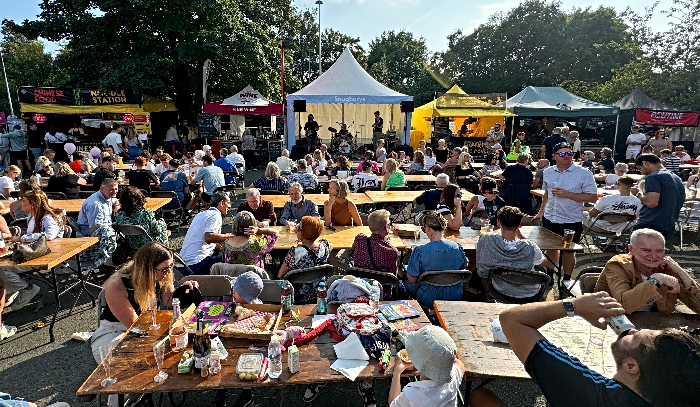 nantwichnews's tweet image. NANTWICH: Nantwich Food Festival off to sizzling start on Friday as thousands bask in sunshine thenantwichnews.co.uk/2024/08/31/nan…