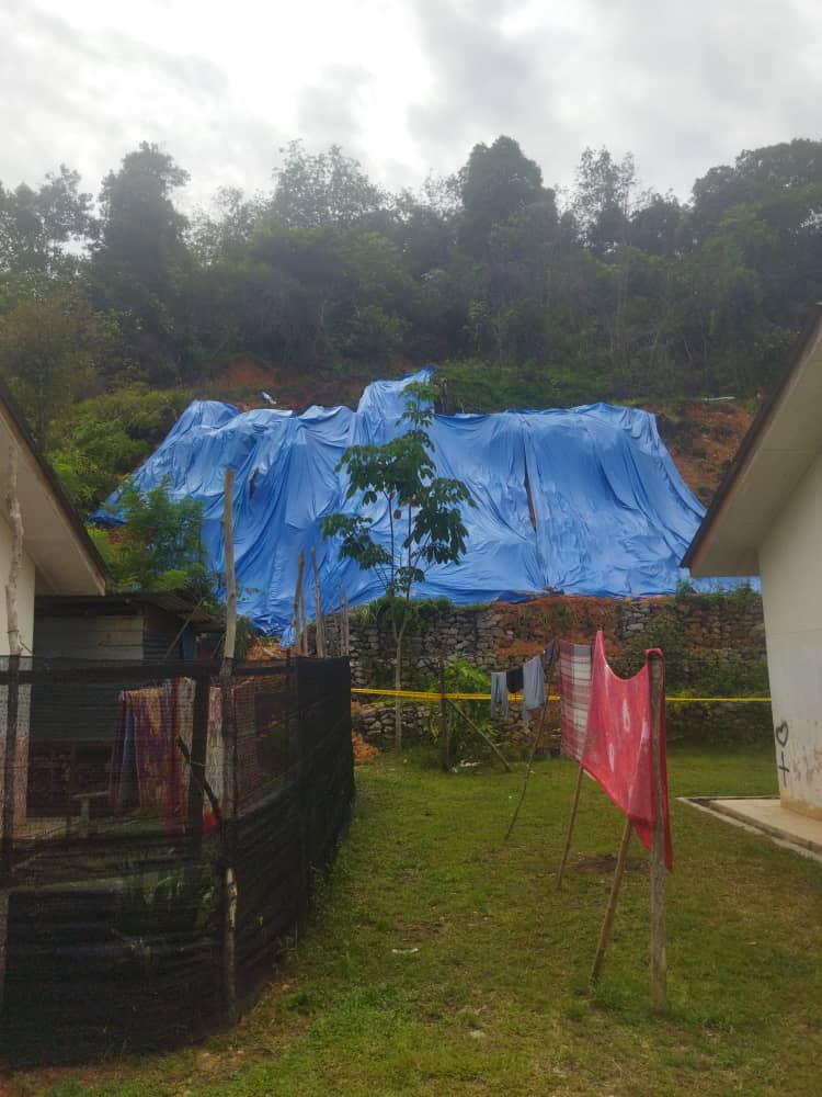 Kerja-kerja Memasang Plastic Sheet di pantos, Lipis akibat cerun runtuh.

<a href="/JKRPAHANG/">JKR PAHANG</a>
<a href="/jkrmalaysia/">JKR Malaysia</a>
<a href="/followers/">はうはう</a>