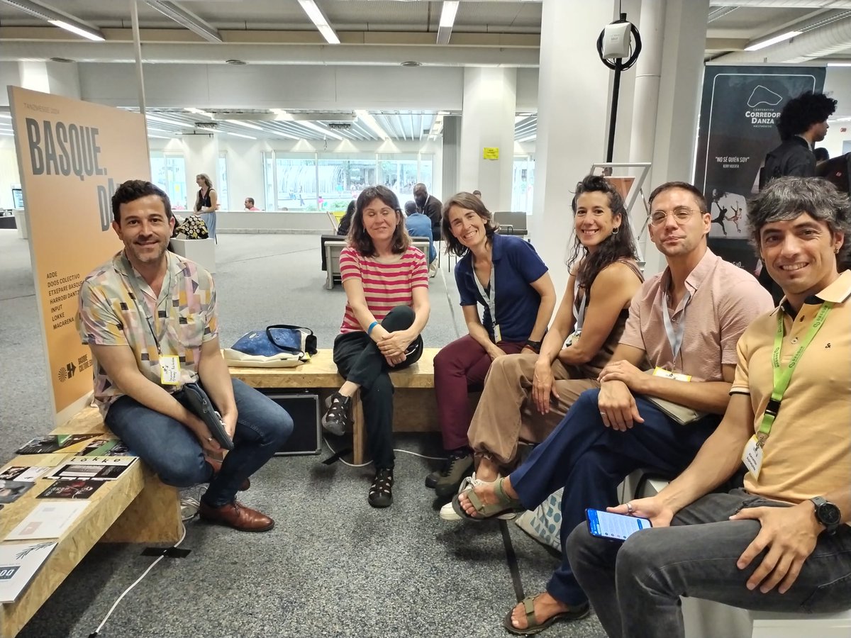 Imanol_Otaegi's tweet photo. Euskal Dantzaren eskena, bakarra, berezia eta aldi berean anitza eta sormen korronteek higatua, Dusseldorfeko @Tanzmesse dantza biennalean aurkeztu da egunotan. Sortzaile, sektore eta erakundeen arteko lankidetzan bat.
Bikaina izan da #BasqueDance https://t.co/MVDkoyvtmK