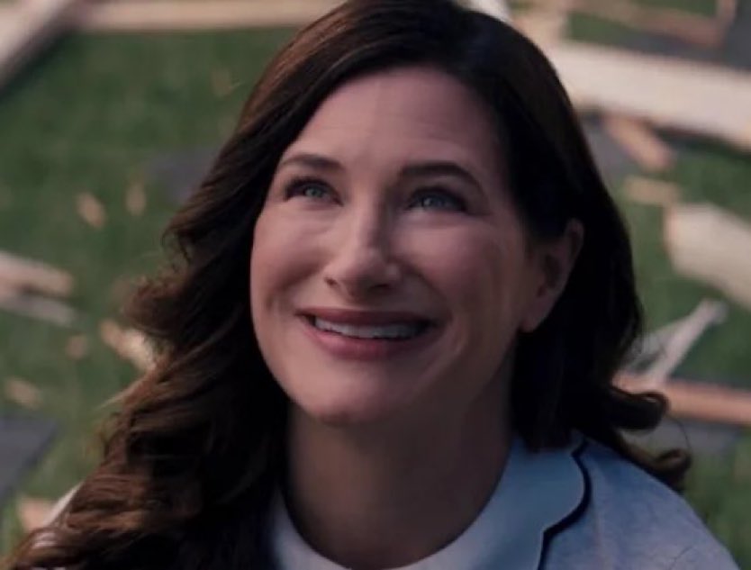 Kathryn Hahn sobre cuándo se dio cuenta de que Agatha Harkness podría tener su propio serie:

“Recuerdo que [la guionista principal de WandaVision y showrunner de Agatha] Jac Schaeffer me dijo: “Dios, me encantaría volver a escribir para ti””.