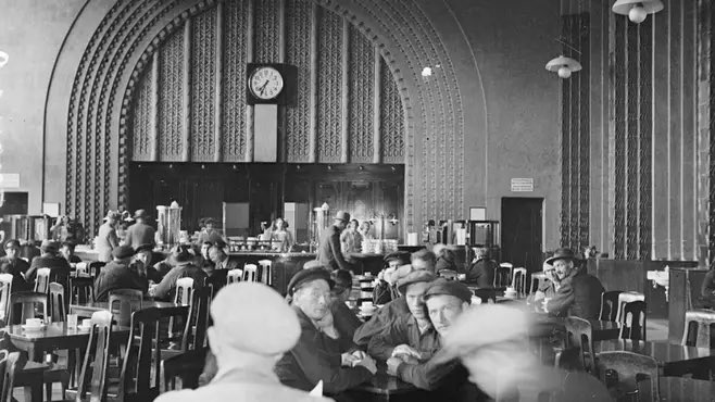 Flüchtlingsgespräche 

Im Bahnhofsrestaurant zu Helsinki sitzen zwei Männer und unterhalten sich über Pässe. »Der Pass muss ein Pass sein, damit sie einen ins Land hineinlassen«, sagt der Große. »Der Paß«, meditiert der Untersetzte, »ist der edelste Teil von einem Menschen .. 1/2