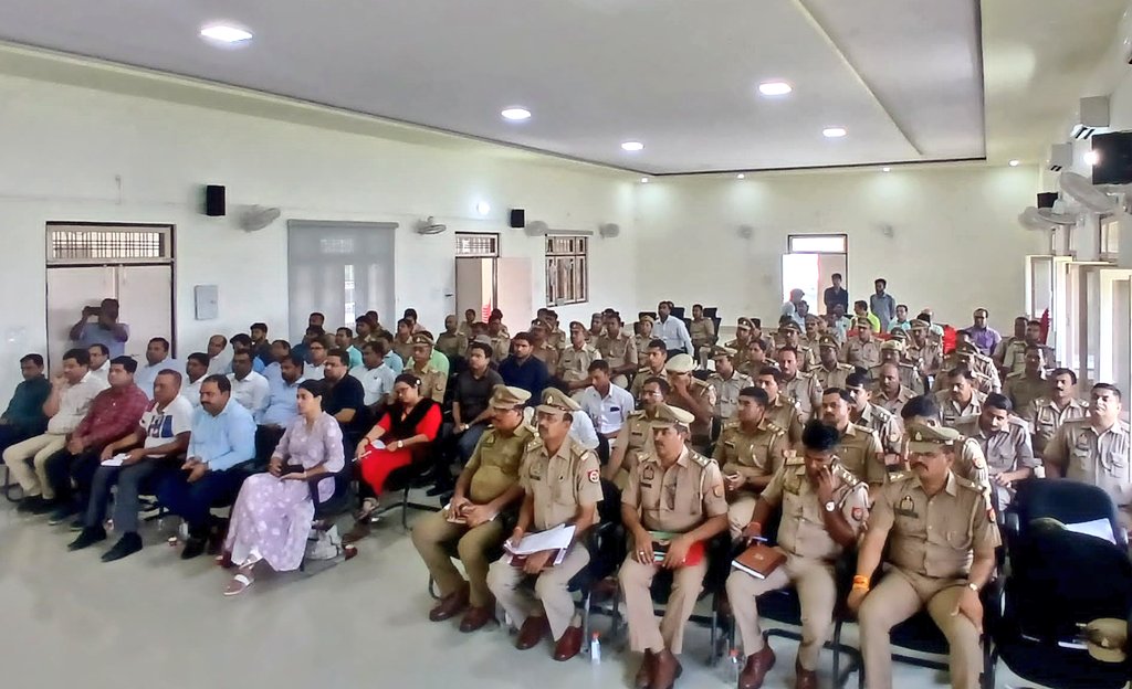 shravastipolice's tweet photo. एएनएम प्रशिक्षण केन्द्र भिनगा पर डॉ0 जी0 खान (एडिशनल डायरेक्टर स्टेट मेडिकोलीगल सेल,लखनऊ) द्वारा पोस्टमार्टेम एवं मेडिकोलीगल विषय पर कार्यशाला का आयोजन कर पुलिस व स्वास्थ्य विभाग के अधिकारी/कर्मचारीगण को प्रशिक्षण दिया गया।
#DMSVI, #SPSVI, #ASPSVI #CMOSVI भी उपस्थित रहे। https://t.co/9vSgZAxBJh