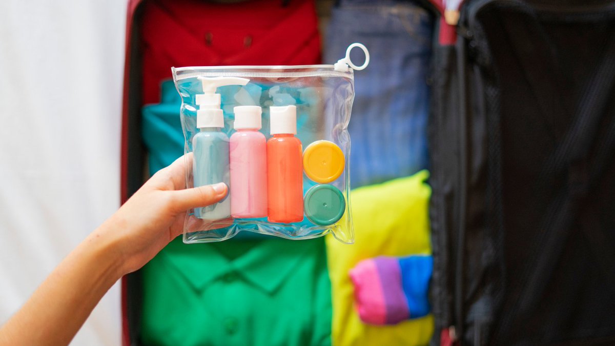 📢 Attenzione. A partire da domani entrerà in vigore una nuova normativa europea che limita a 100 ml la capacità dei contenitori che puoi portare nel tuo bagaglio a mano. Dovrai tenerne conto quando viaggi. 👜 🛫