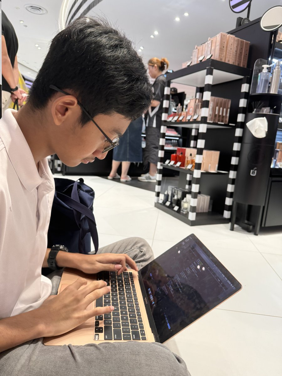 ainunnajib's tweet image. Ngetwit #CodingEverywhere lagi aja deh daripada tepi jurang 😂
Sambil nunggu yang belanja sale di ION Orchard, sambil Practice Contest @COMPFEST UI JCPC