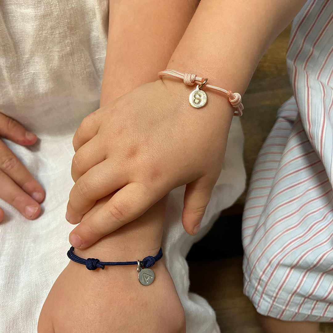 Doux et significatif 🧡

Idéal comme #cadeau pour un #premierjourd'école ou simplement pour le plaisir, ce #bracelet coloré avec pendentif lettre pour #enfants est un rappel  que l'amour est proche, peu importe la distance.