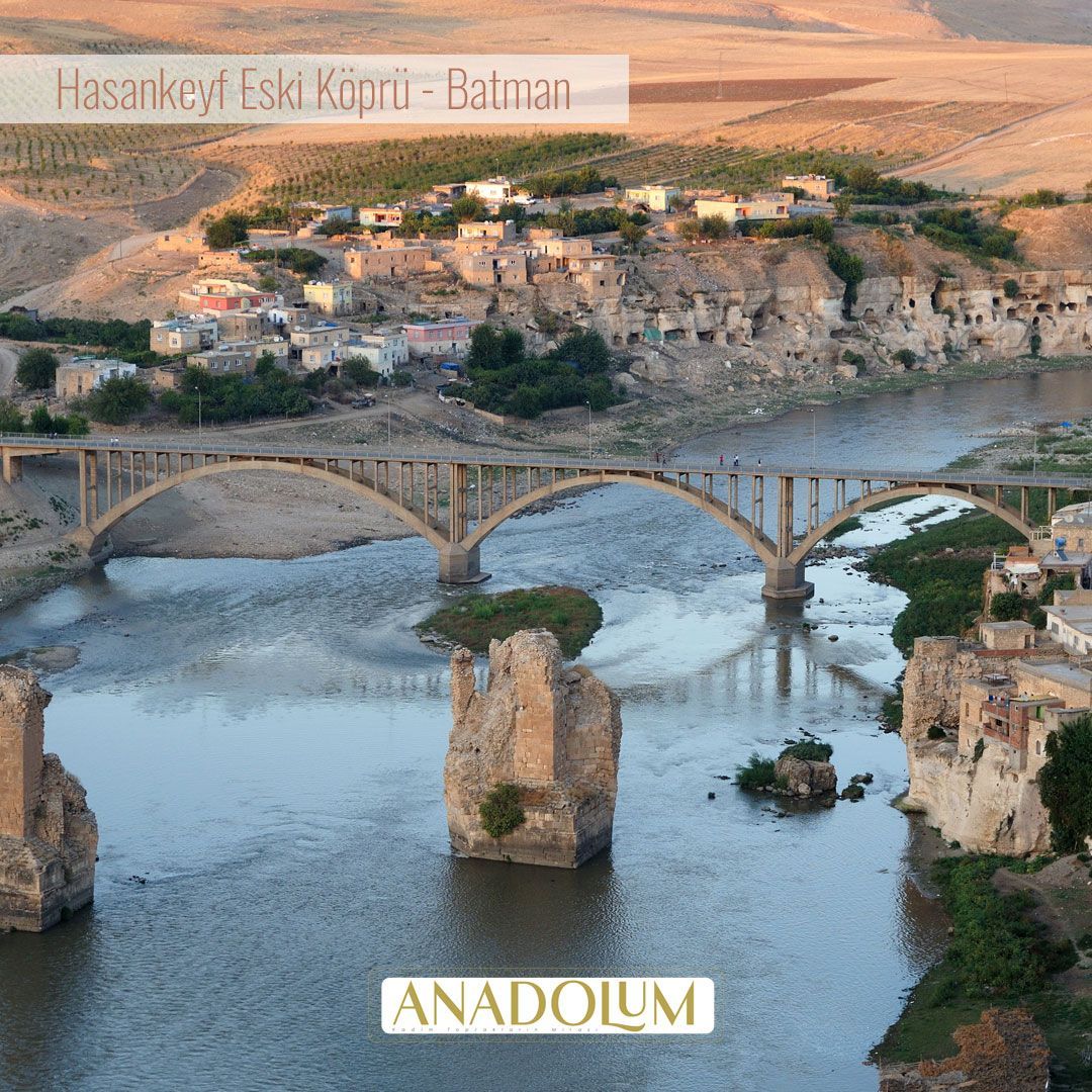 Sular altında kalan miras: Hasankeyf😔 
Batman'da onlarca uygarlığın izlerine ve eserlerine ev sahipliği yapmış Dicle'nin Antik Kenti Hasankeyf, 2020 yılında Ilısu barajının taşması ve gerekli önlemlerin alınmamasıyla sular altında kalmıştır.  #anadolum #kulturelmiras #hasankeyf