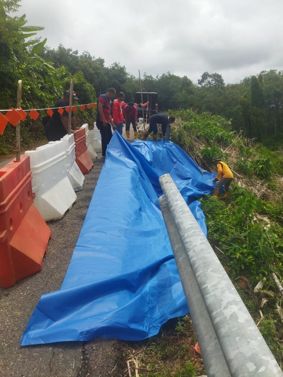 JKRLIPIS's tweet photo. Kerja-kerja Memasang Plastic Sheet di kg. Serau, Lipis akibat cerun runtuh.

@JKRPAHANG
@jkrmalaysia
@followers https://t.co/bixEXC0uCK