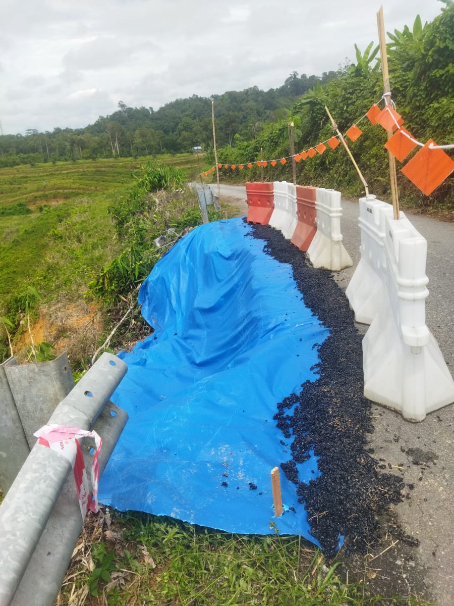 Kerja-kerja Memasang Plastic Sheet di kg. Serau, Lipis akibat cerun runtuh.

<a href="/JKRPAHANG/">JKR PAHANG</a>
<a href="/jkrmalaysia/">JKR Malaysia</a>
<a href="/followers/">はうはう</a>