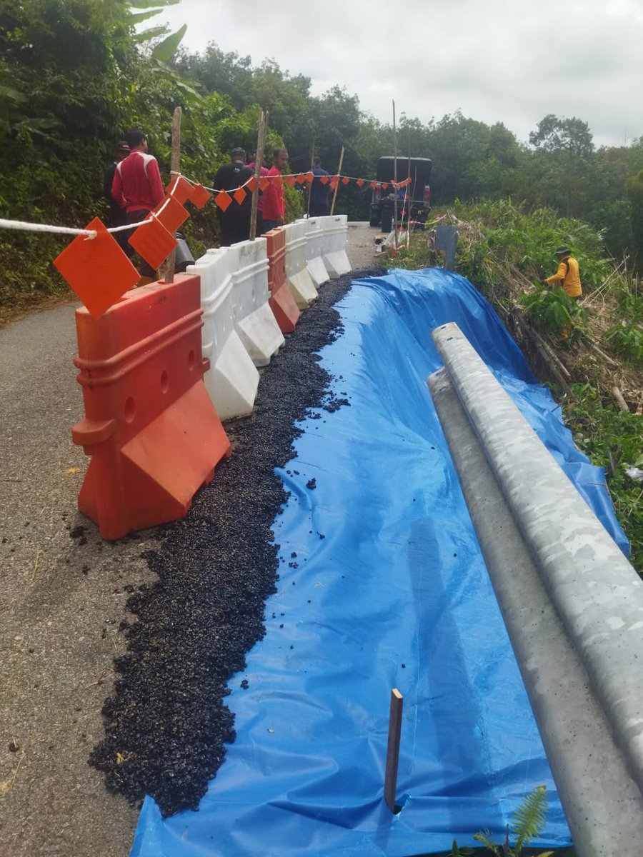 JKRLIPIS's tweet photo. Kerja-kerja Memasang Plastic Sheet di kg. Serau, Lipis akibat cerun runtuh.

@JKRPAHANG
@jkrmalaysia
@followers https://t.co/bixEXC0uCK