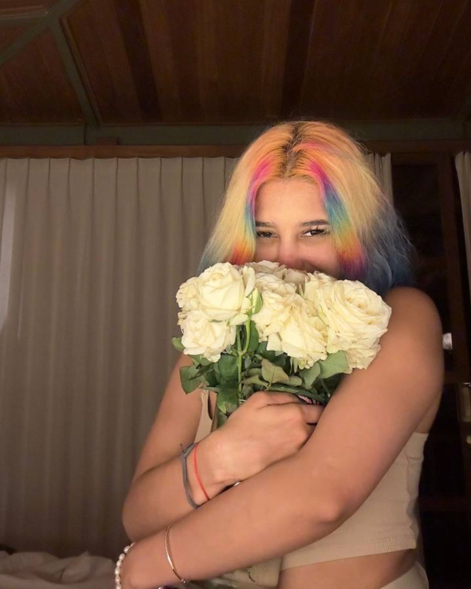 LipsRoxy's tweet photo. Flowers adorn a woman☺️#roxylips https://t.co/ciwOSQFp1U