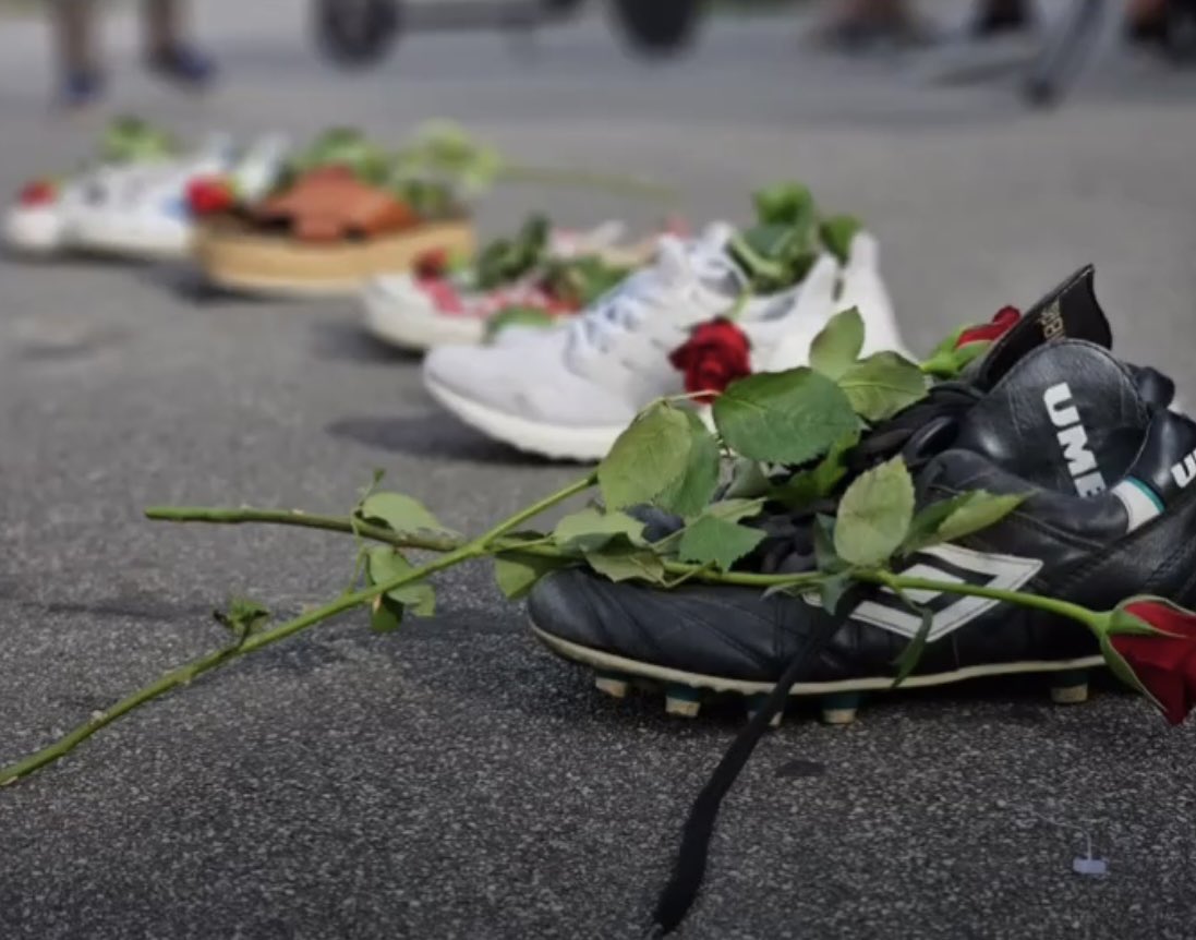 Tänään vietetään kansainvälistä yliannostuskuolemien tietoisuuspäivää. Olen seurannut vuosia 🇳🇴 kampanjointia tähän aiheeseen liittyen. Tyhjät 🥾👞👟 on vahva symboli &amp; tuen osoitus yliannostuksiin menehtyneille &amp; heidän läheisilleen. Tällainen kampanja sopisi myös 🇫🇮? #IOAD2024