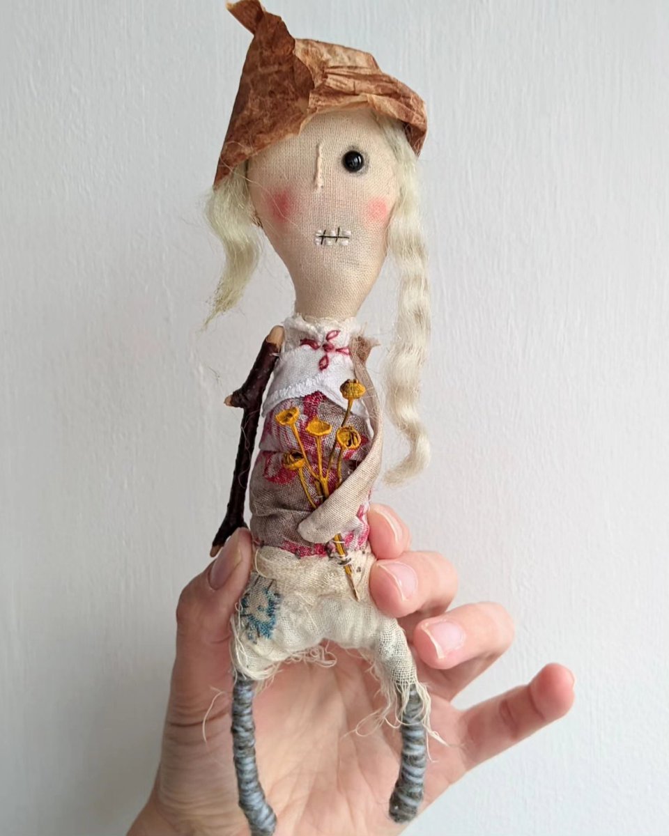 Good morning #UKGiftHour, happy Saturday! 
This is Teabag Hat, a lovely and strange little creature inspired by folk art.
She is my latest doll and is available on Big Cartel
littlebirdofparadise.bigcartel.com/product/the-te…

#MHHSBD #CraftBizParty