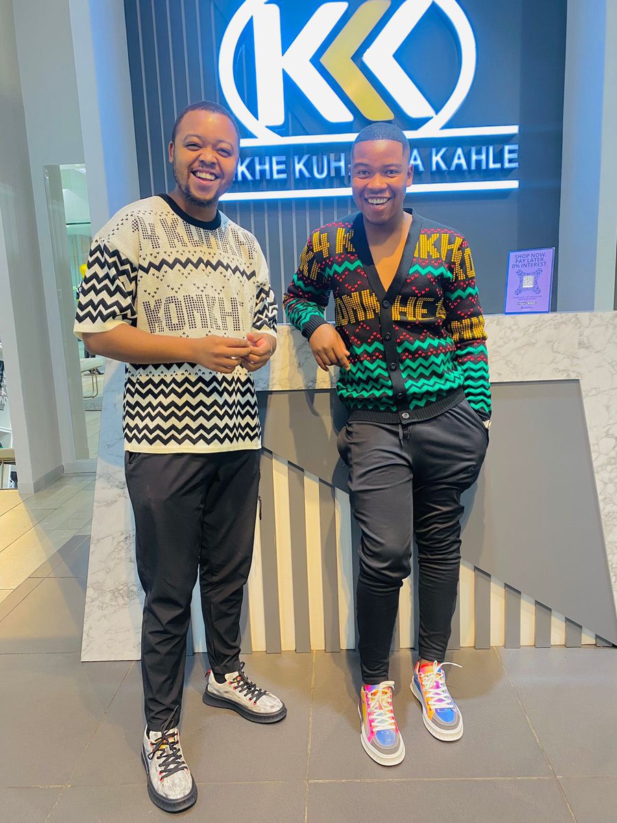 KonkheC's tweet photo. Konkhe kuhamba kahle clothing giveaway 👟❤️💃

Comment with your fav frame and size along with
#konkhekuhambakahleClothing  and stand a chance to win 🏆

Coolest clothing brand in SA ❤️👌🏾 https://t.co/GFtr0IzeNu